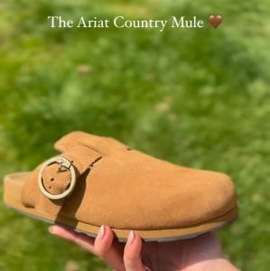 Why haven’t you grabbed a pair of the Ariat Country Mules yet?! A versatile look, easy to slip on a...