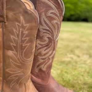 Ariat Women’s J Toe or R Toe ? 🤠 Whether you love a sleek western silhouette or prefer a little...