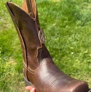 Amplify your western wardrobe with Ariat’s Men’s Ramblers… a best seller with its causal, broke...