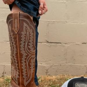 Meet your new boot obsession... the Ariat Casanova in Shades of Grain 🤎 With premium full-grain le...